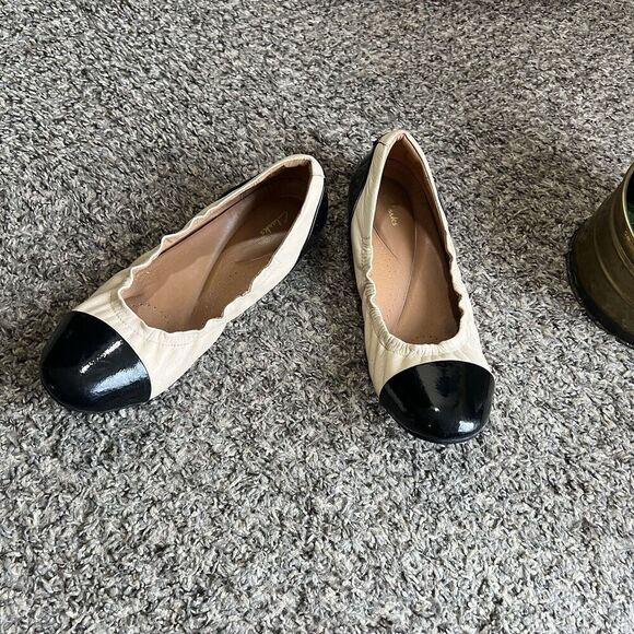 Clarks Patent Leather Ballet Flats Shoe Cap Toe Women’s Size 8.5 W Tan Black - Picture 1 of 12